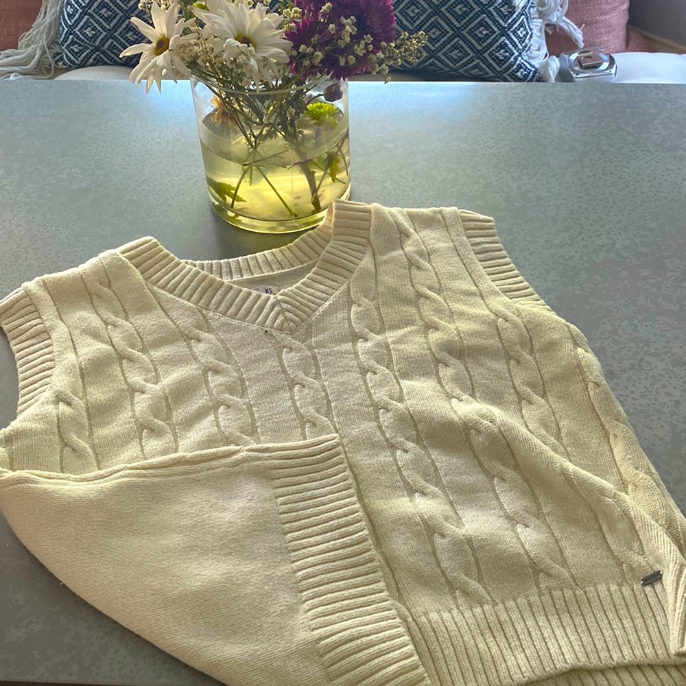This is a sleeveless sweater vest from Holister California.